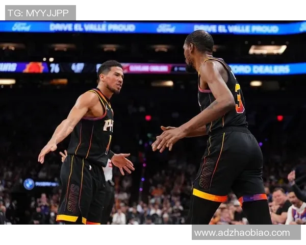 太阳战胜雄鹿，布克27分领跑全队，激战背后的精彩瞬间